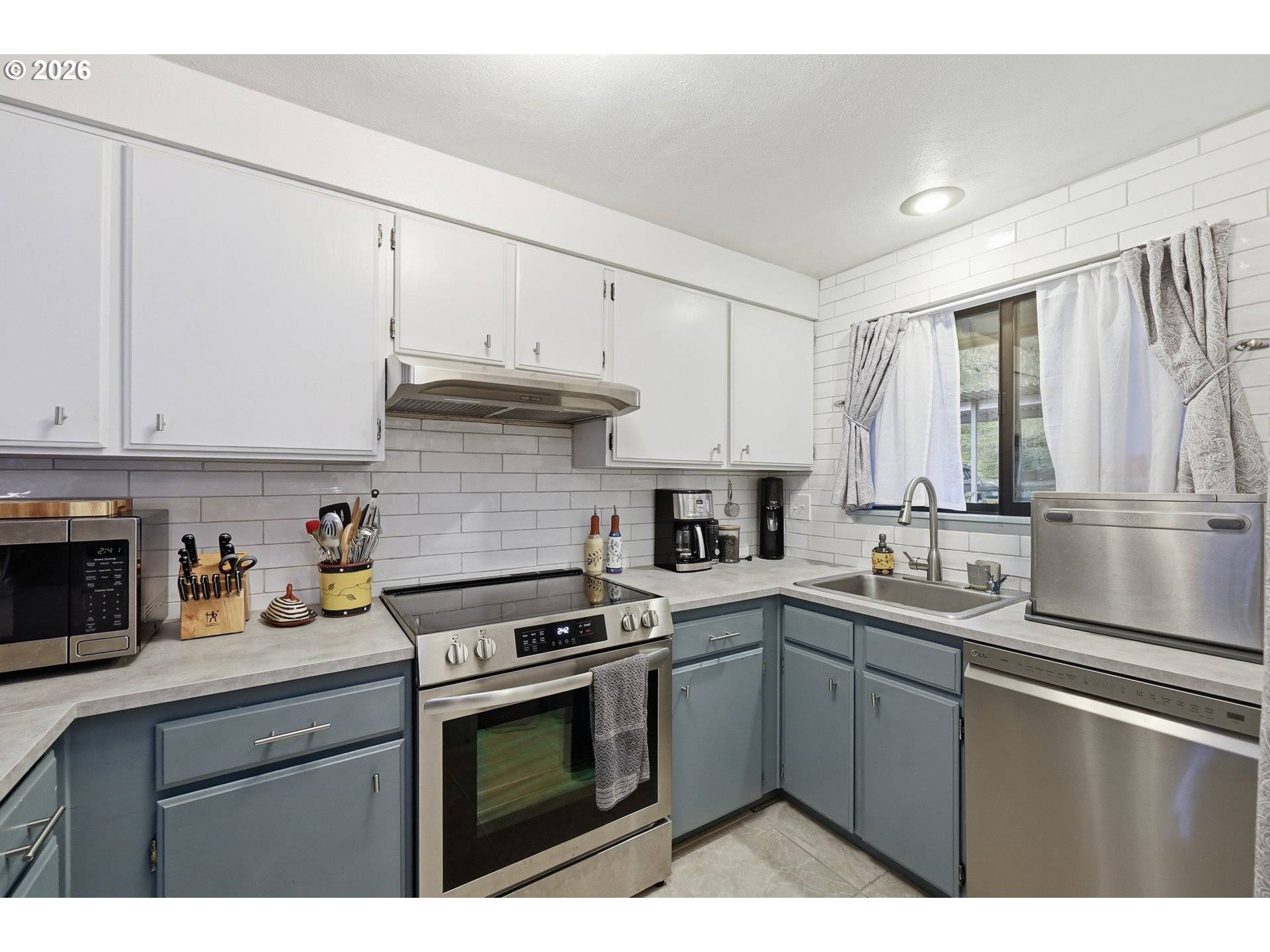 Eugene, OR 97405,422 STONEWOOD DR