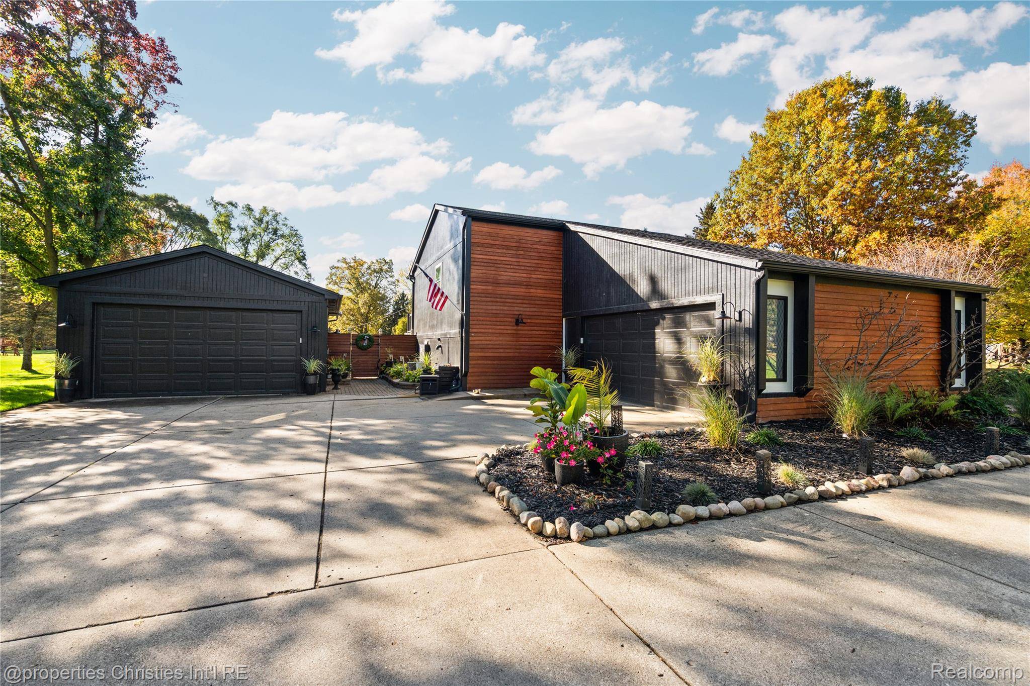 Milford, MI 48381,4301 Heatherwood DR