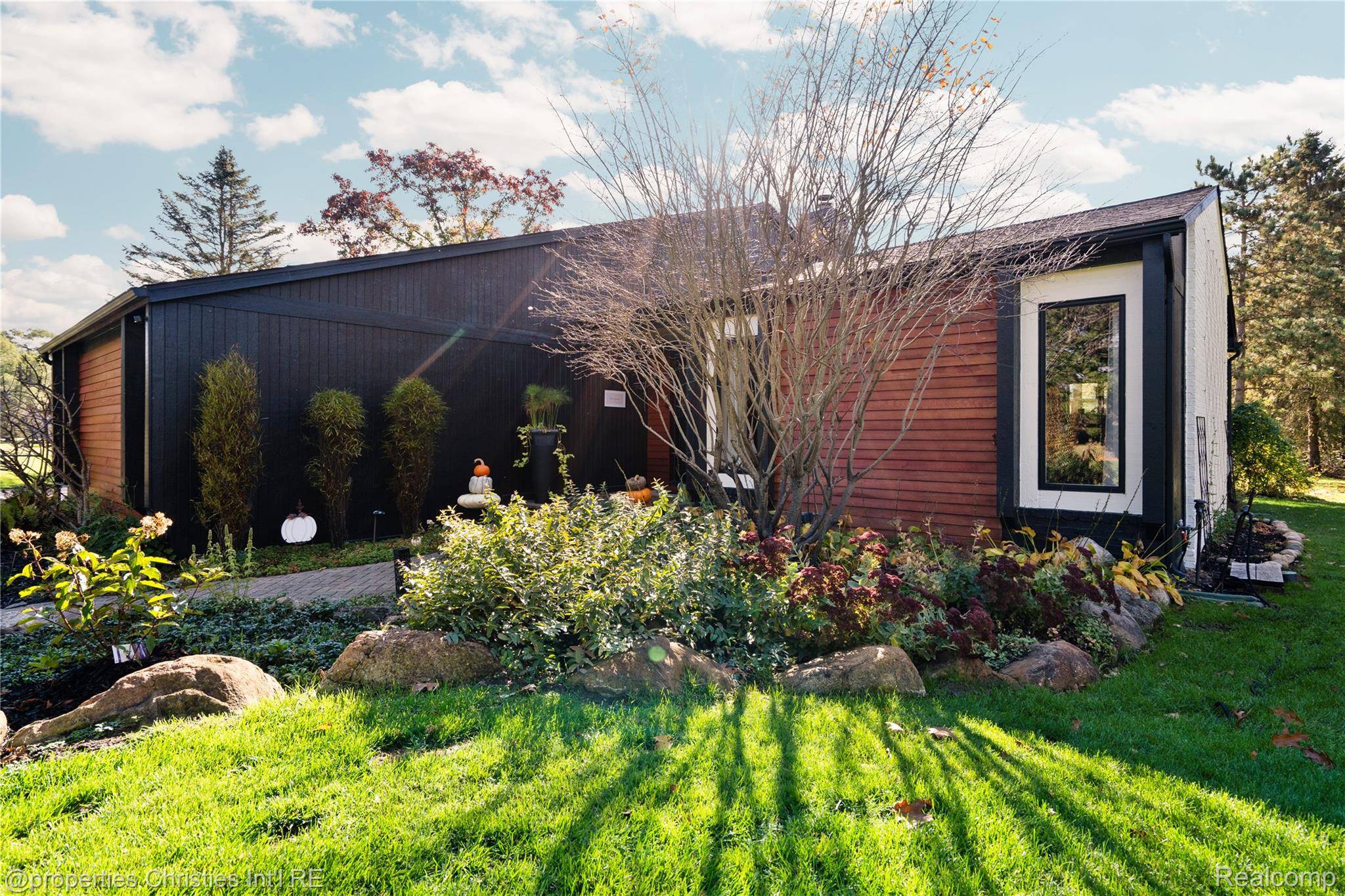 Milford, MI 48381,4301 Heatherwood DR