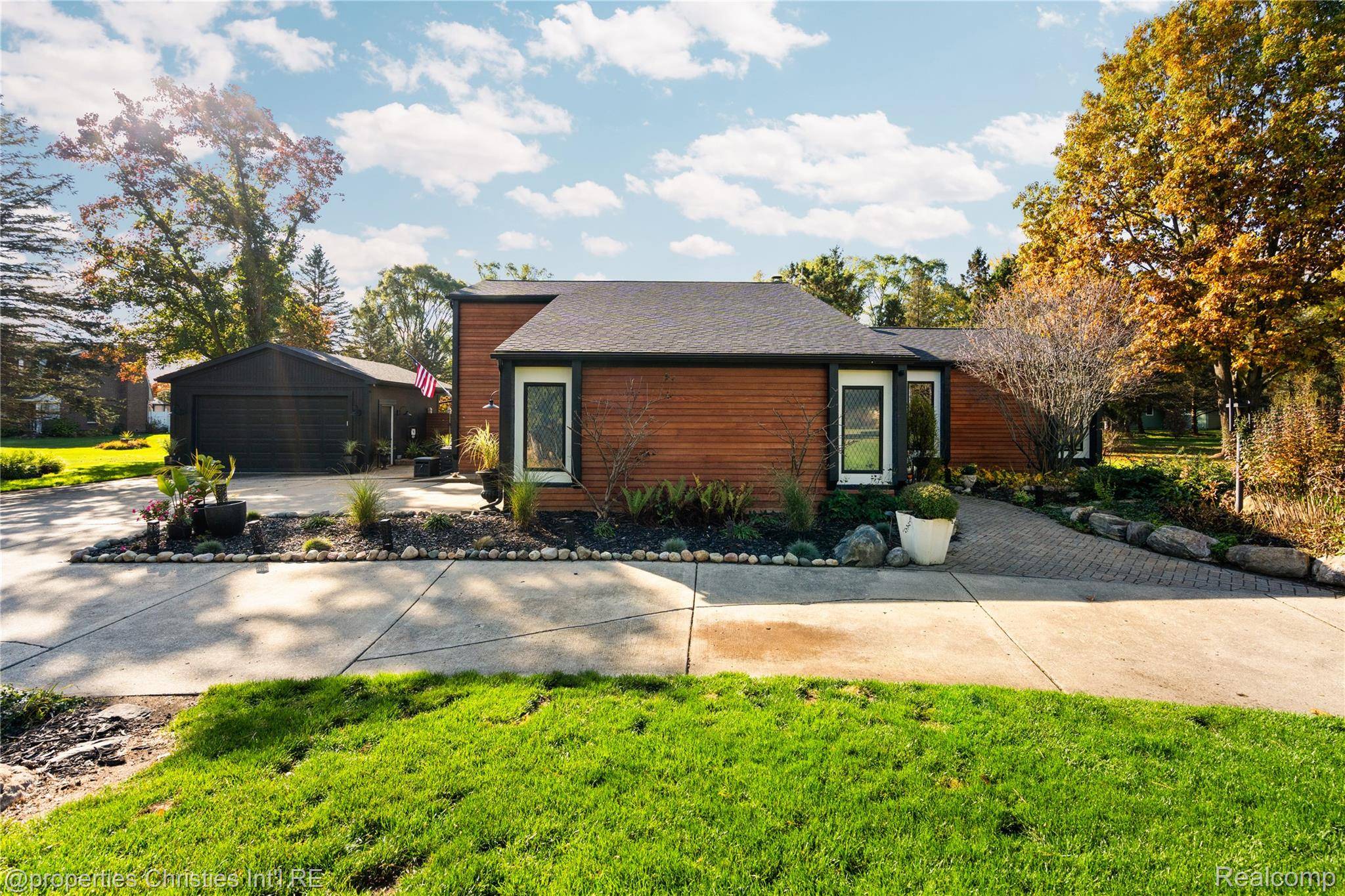 Milford, MI 48381,4301 Heatherwood DR