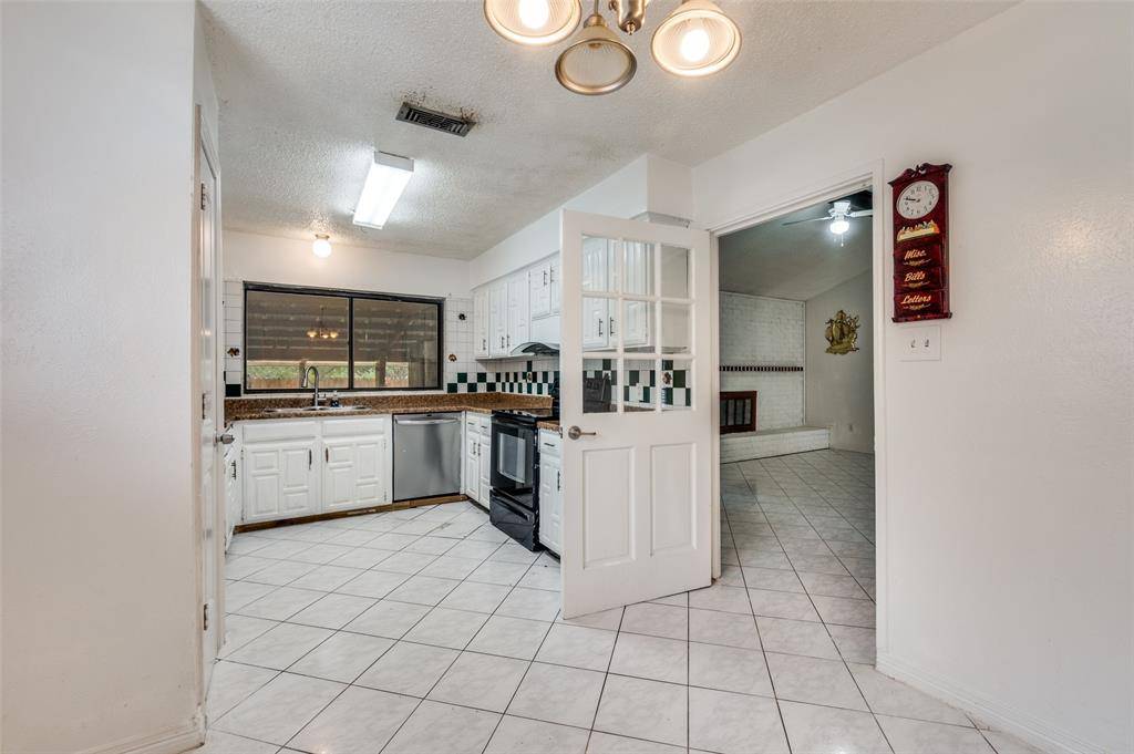 Arlington, TX 76014,708 Thomas Chapel Drive