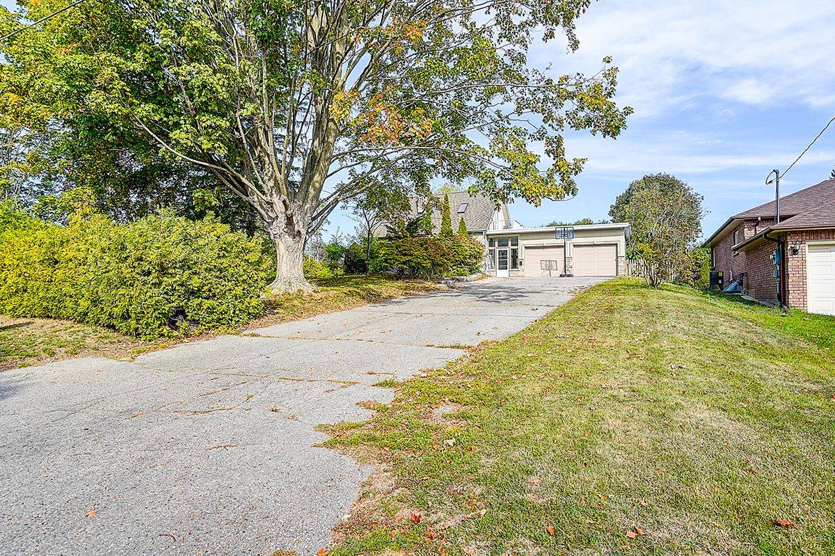 Oshawa, ON L1G 1N8,904 Parklane AVE