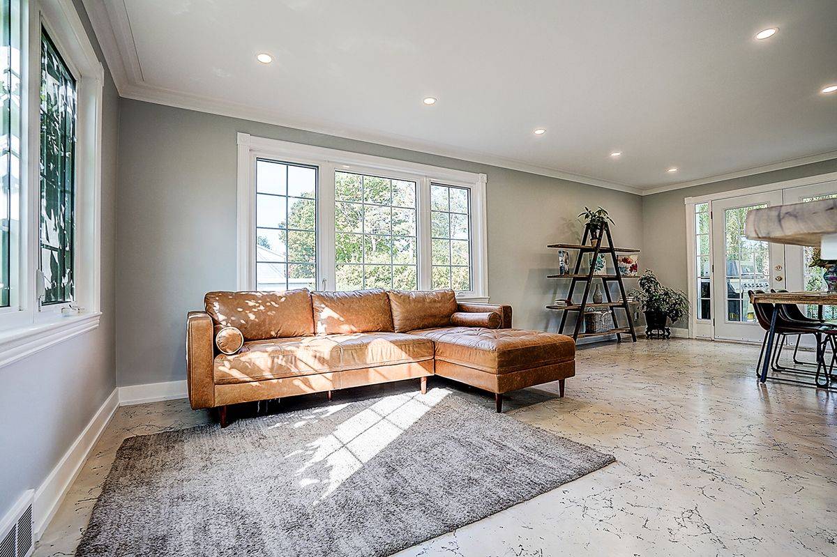 Oshawa, ON L1G 1N8,904 Parklane AVE