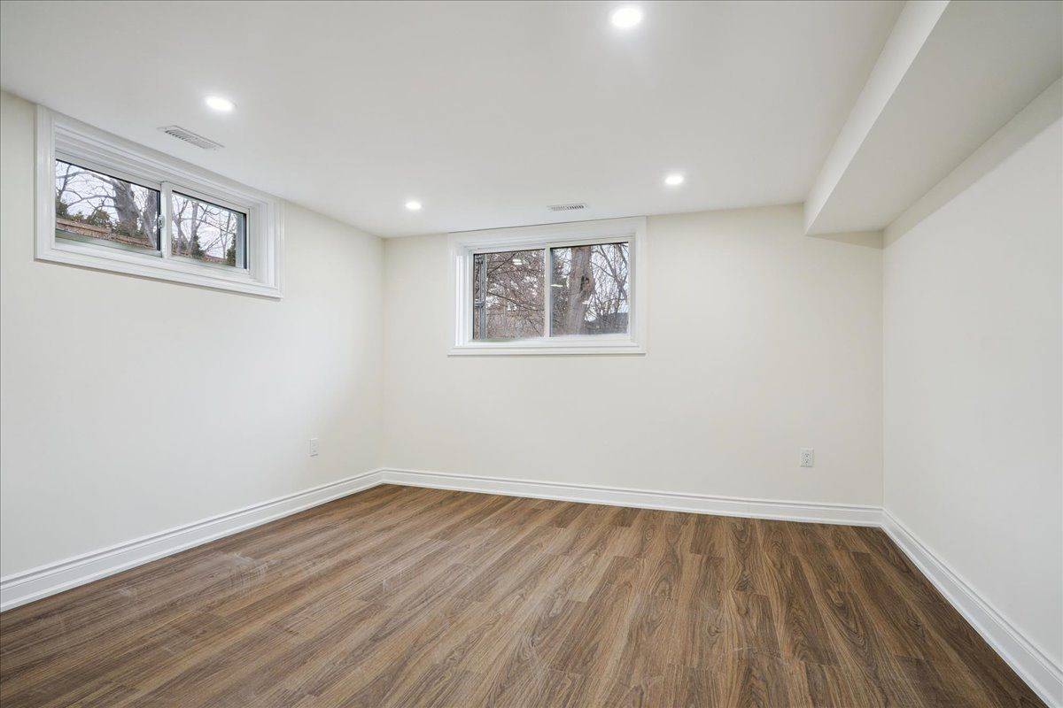 Oshawa, ON L1G 5T2,355 Oshawa BLVD N #Bsmt