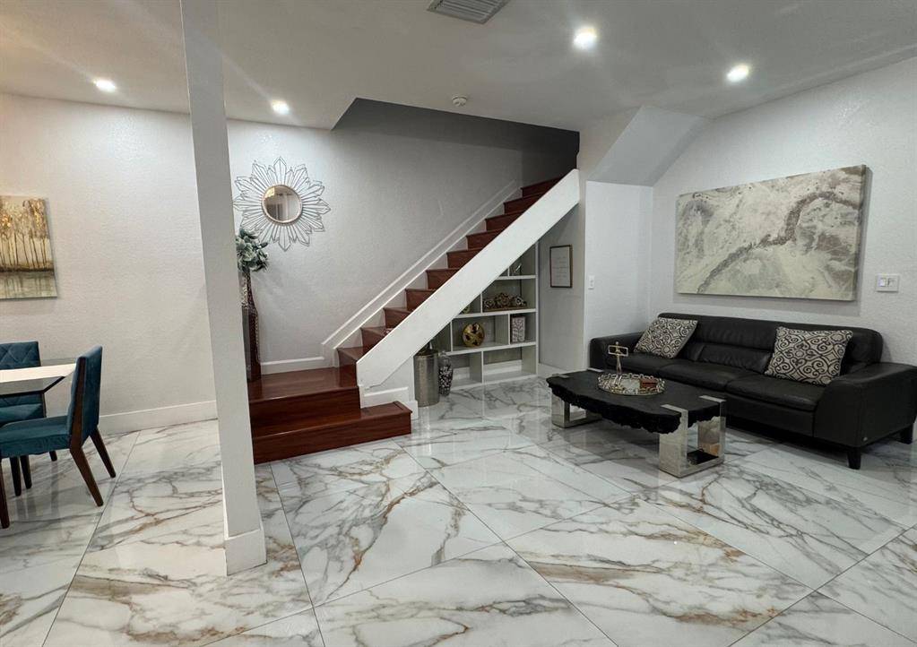 Miami, FL 33179,1041 NE 208th St #1041