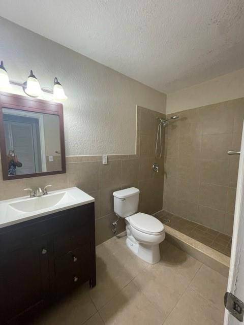 Hialeah, FL 33015,7871 NW 181st St