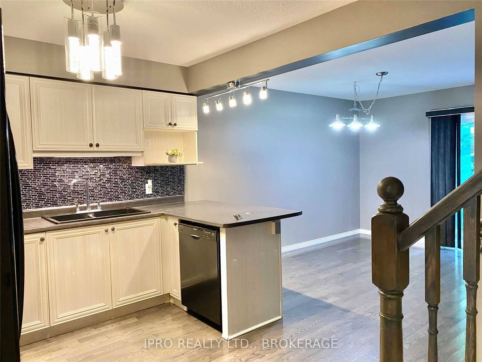 Kitchener, ON N2C 2T8,300 Fallowfield DR #23