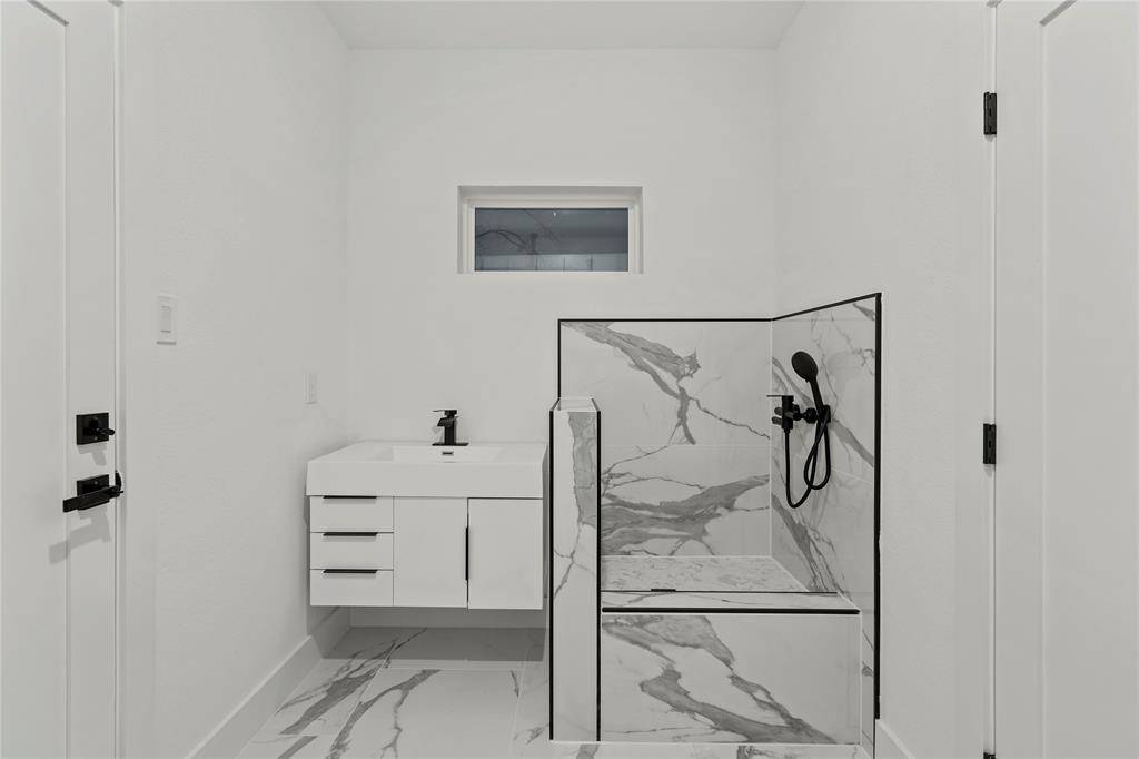 Dallas, TX 75212,923 Walkway Street