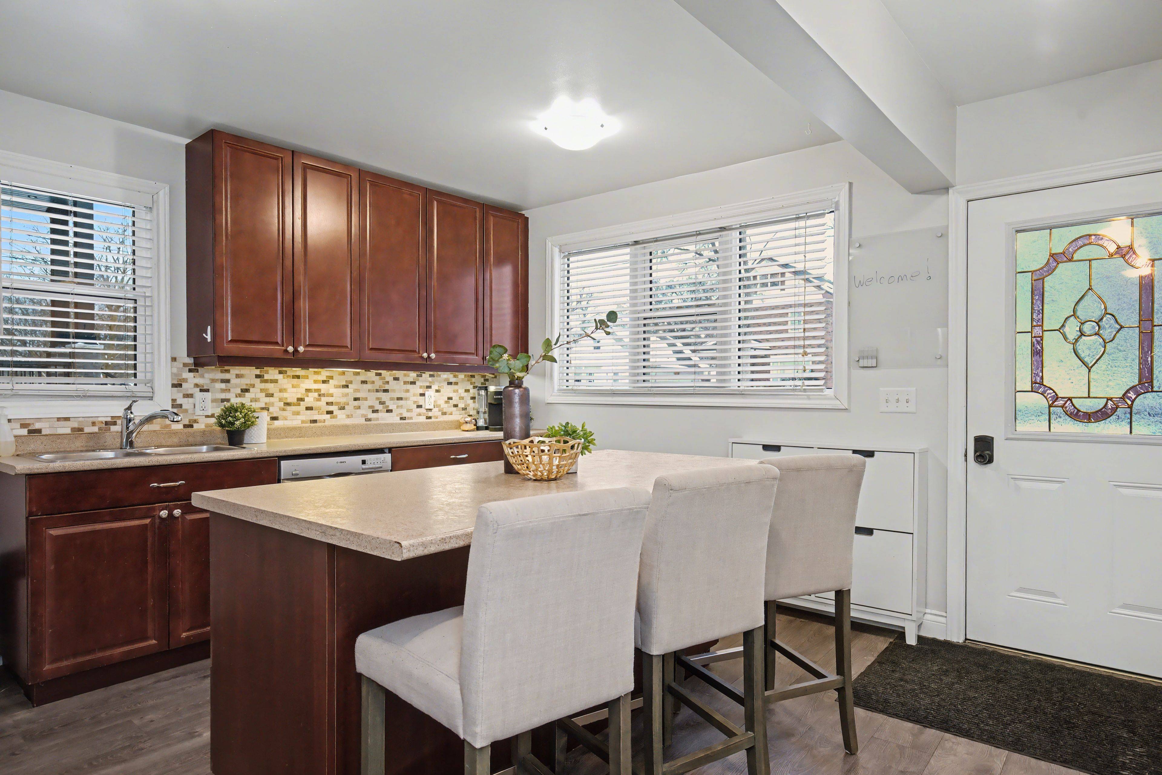 Oshawa, ON L1J 4Y1,203 Gibbons ST