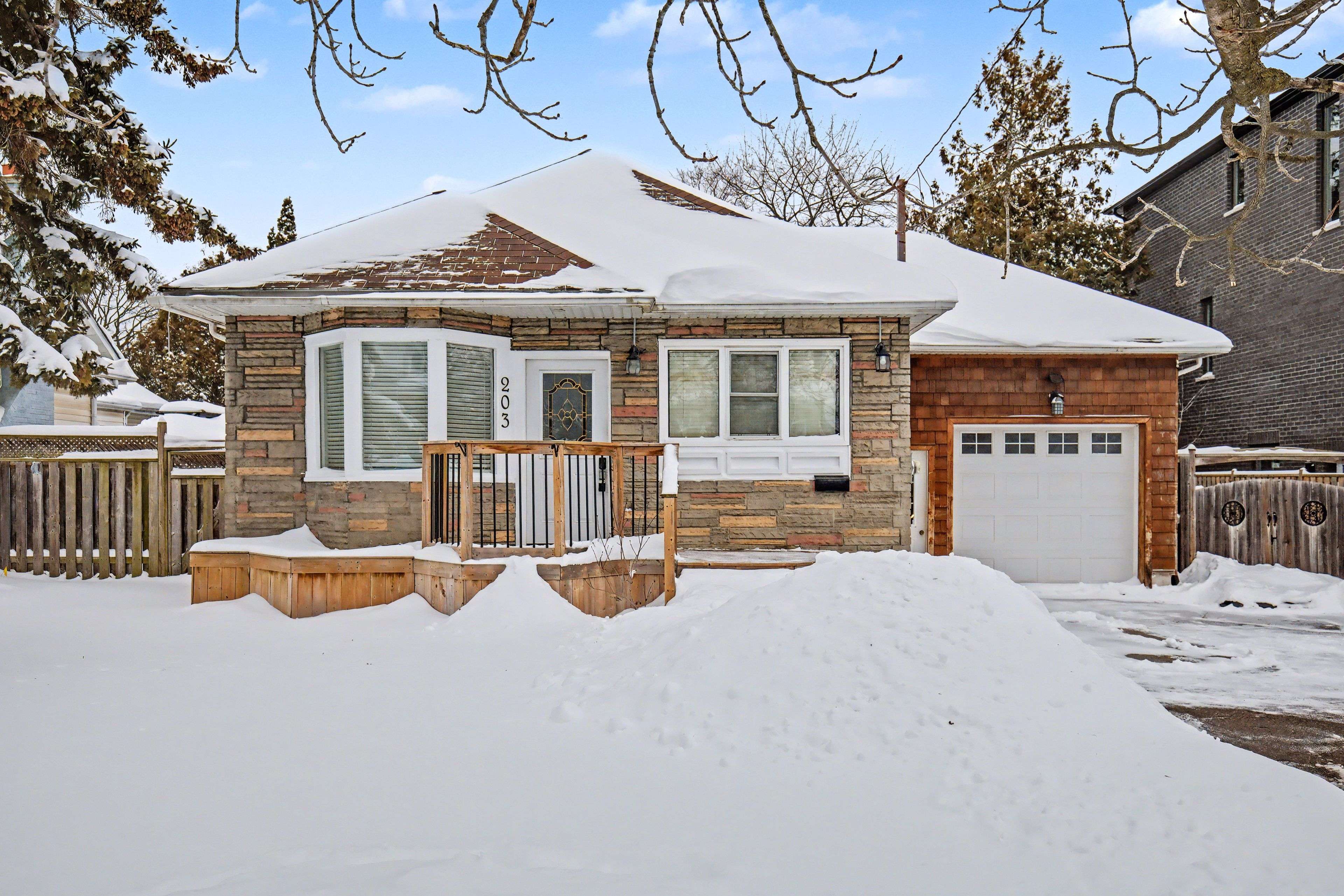 Oshawa, ON L1J 4Y1,203 Gibbons ST