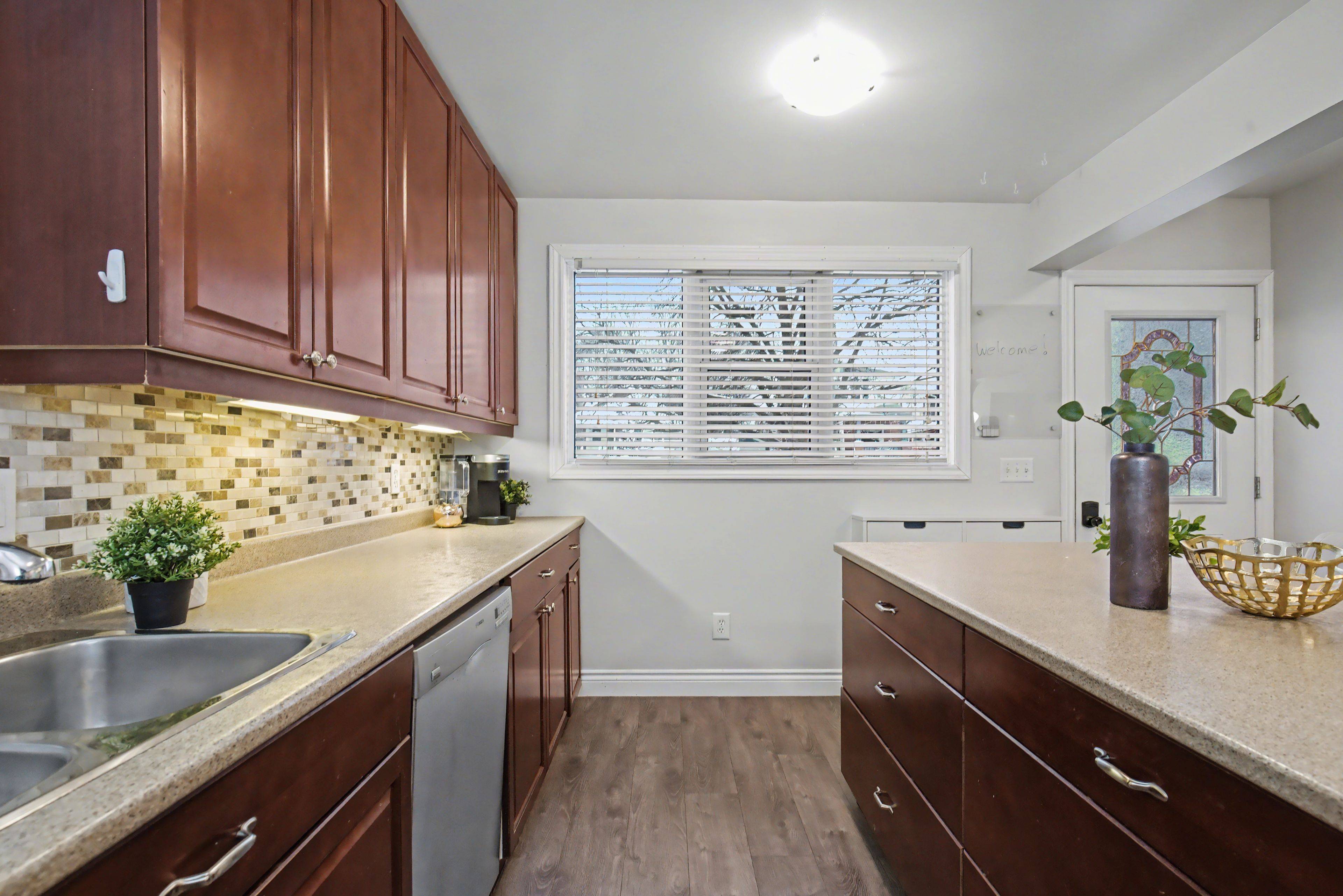 Oshawa, ON L1J 4Y1,203 Gibbons ST