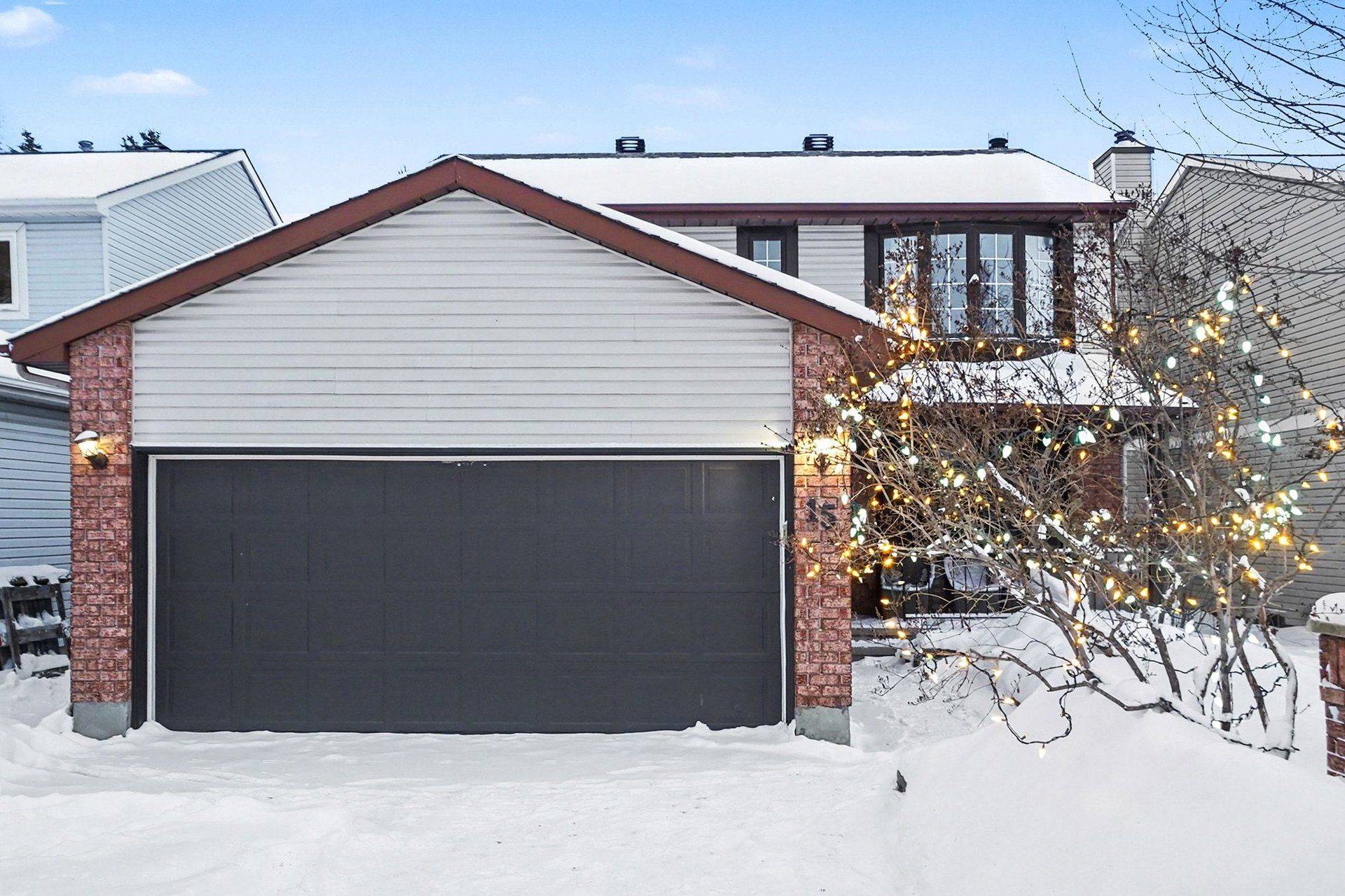 Barrhaven, ON K2J 3W6,15 Halley ST