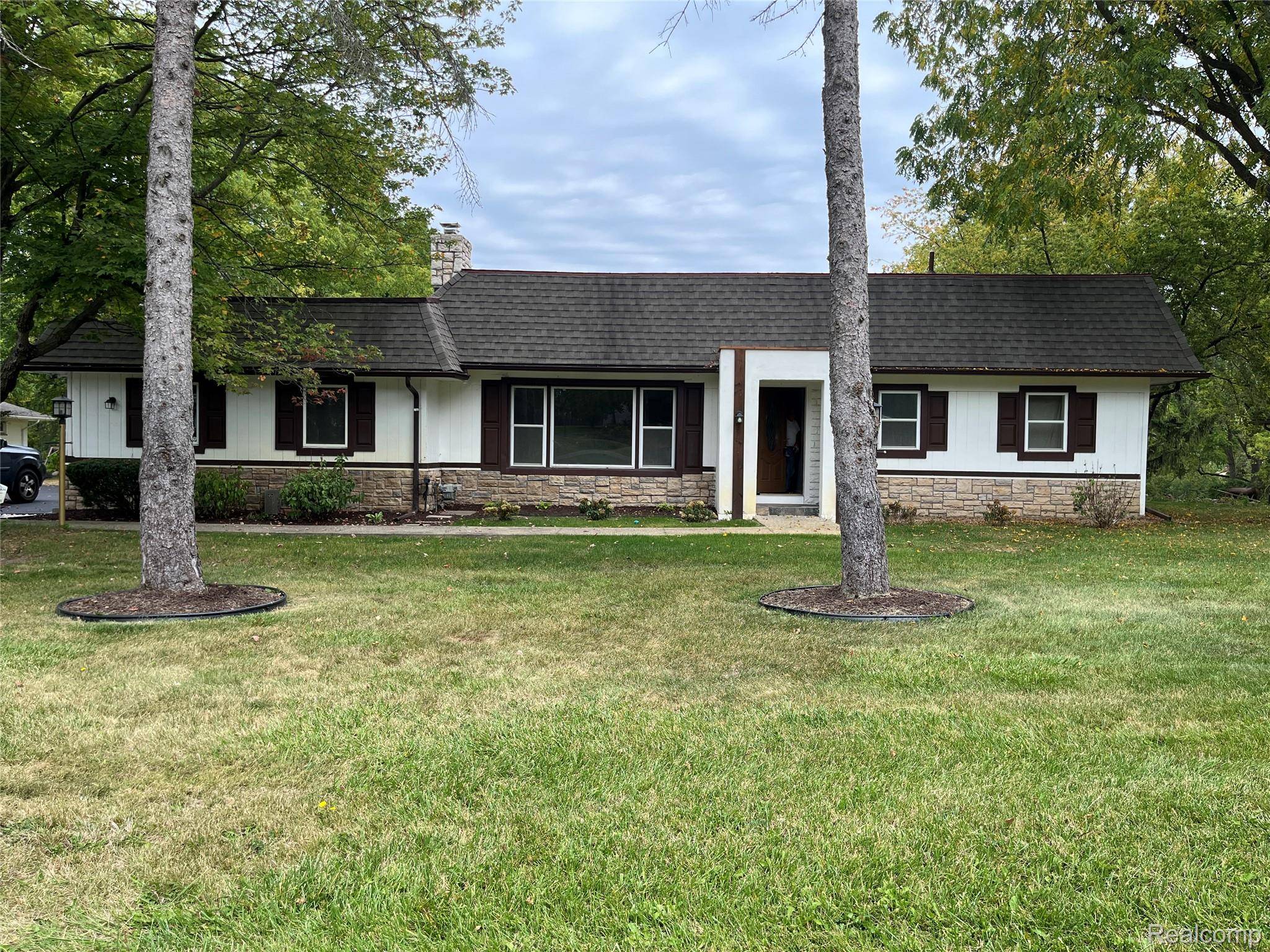 West Bloomfield, MI 48323,3930 Harris LN