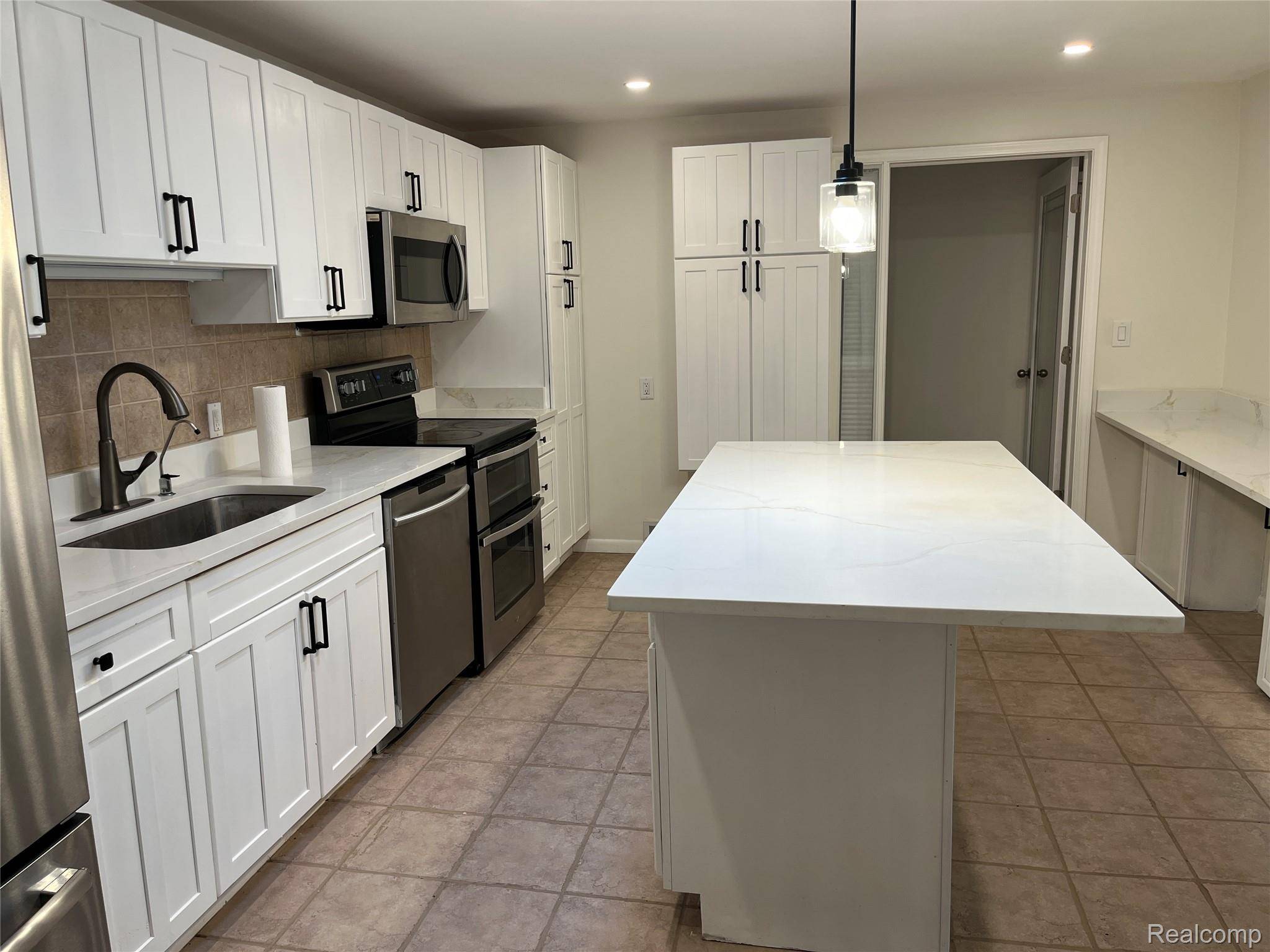 West Bloomfield, MI 48323,3930 Harris LN