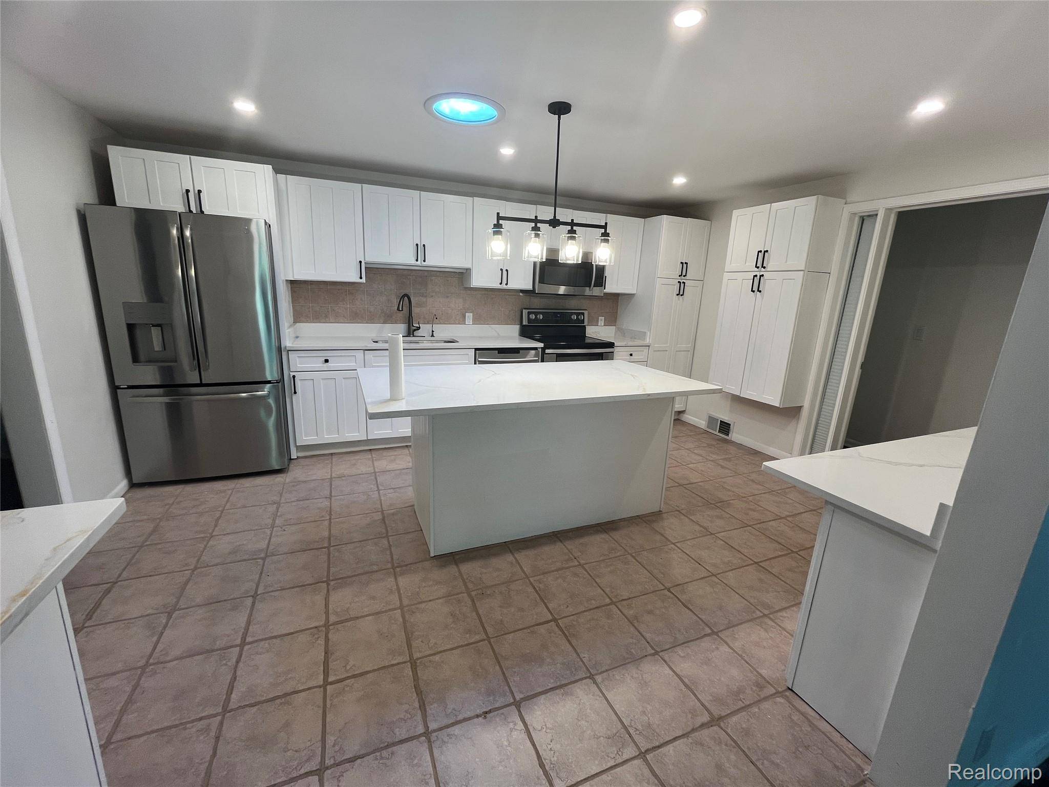 West Bloomfield, MI 48323,3930 Harris LN