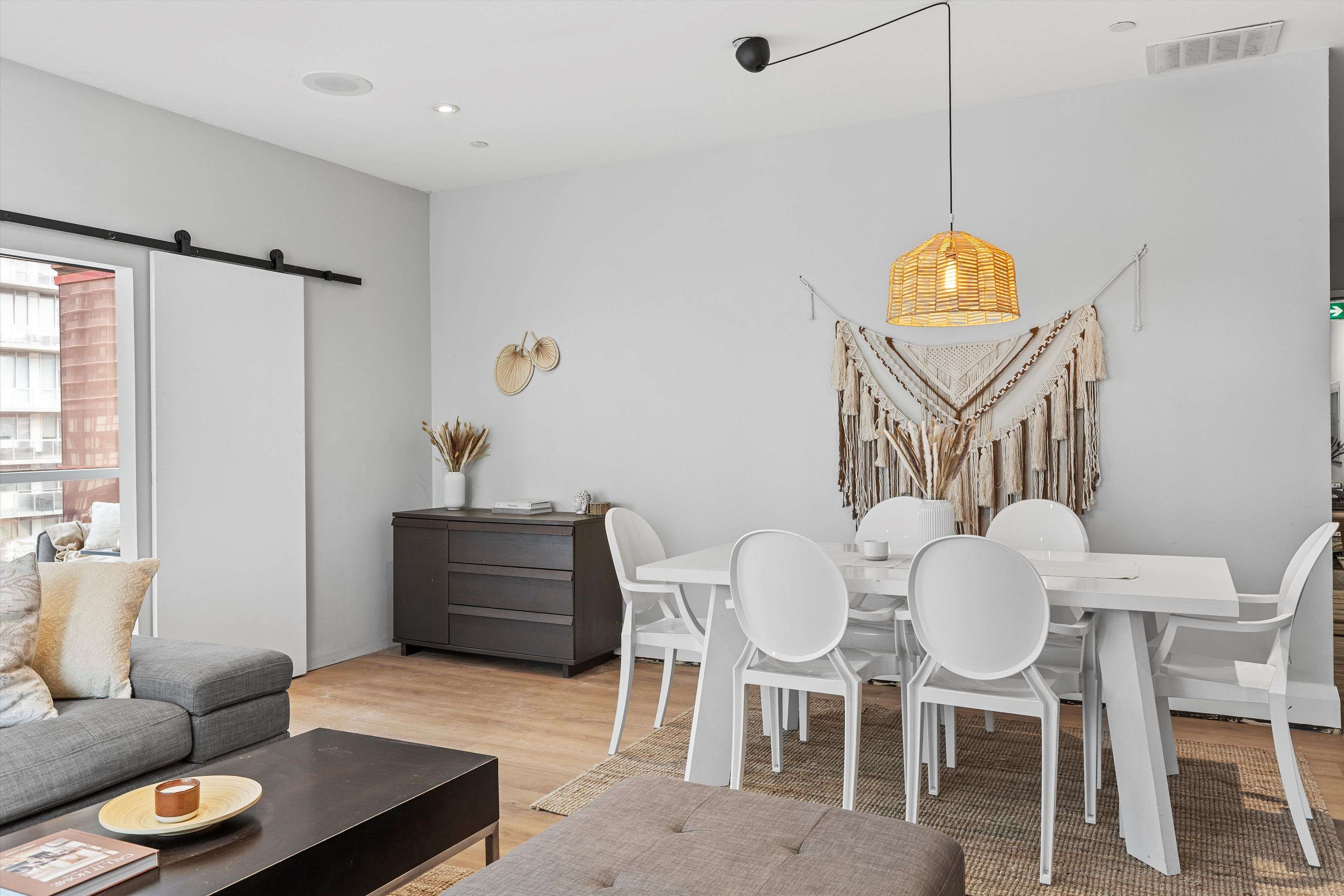 Toronto C01, ON M5V 3G8,393 King ST W #1201