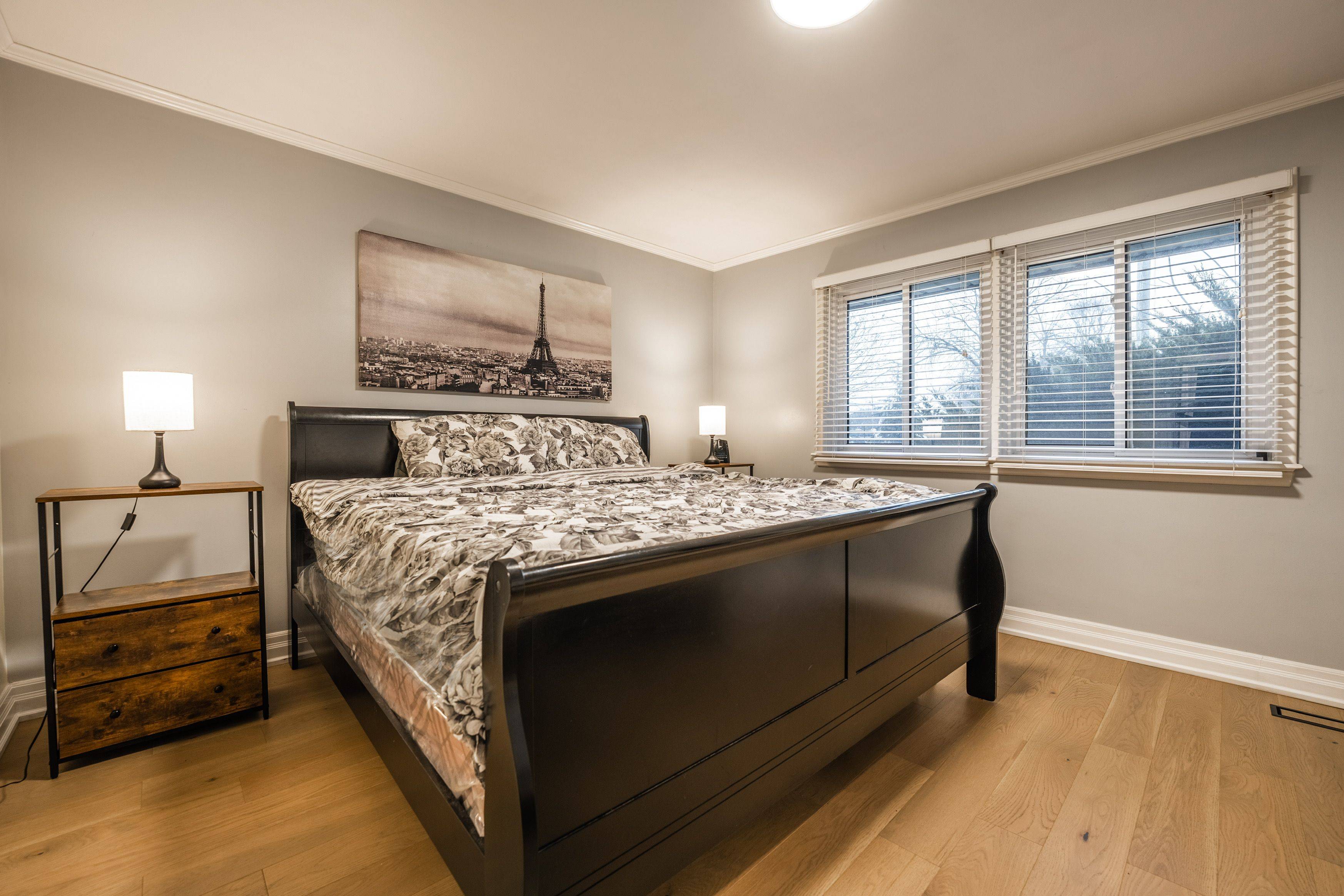 Oshawa, ON L1H 3Y5,201 Southlawn AVE