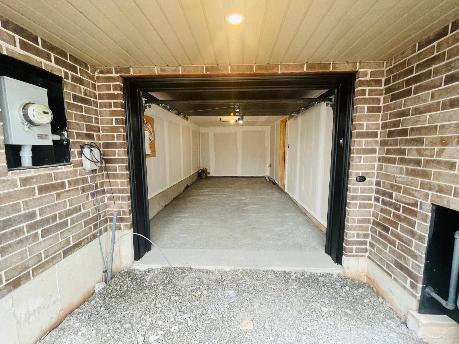 Hamilton, ON L8H 1L9,27 Roxanne DR