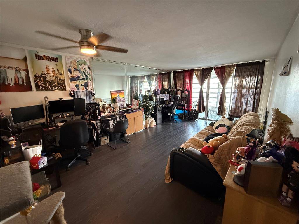 Miami, FL 33179,1300 NE 191st St #305