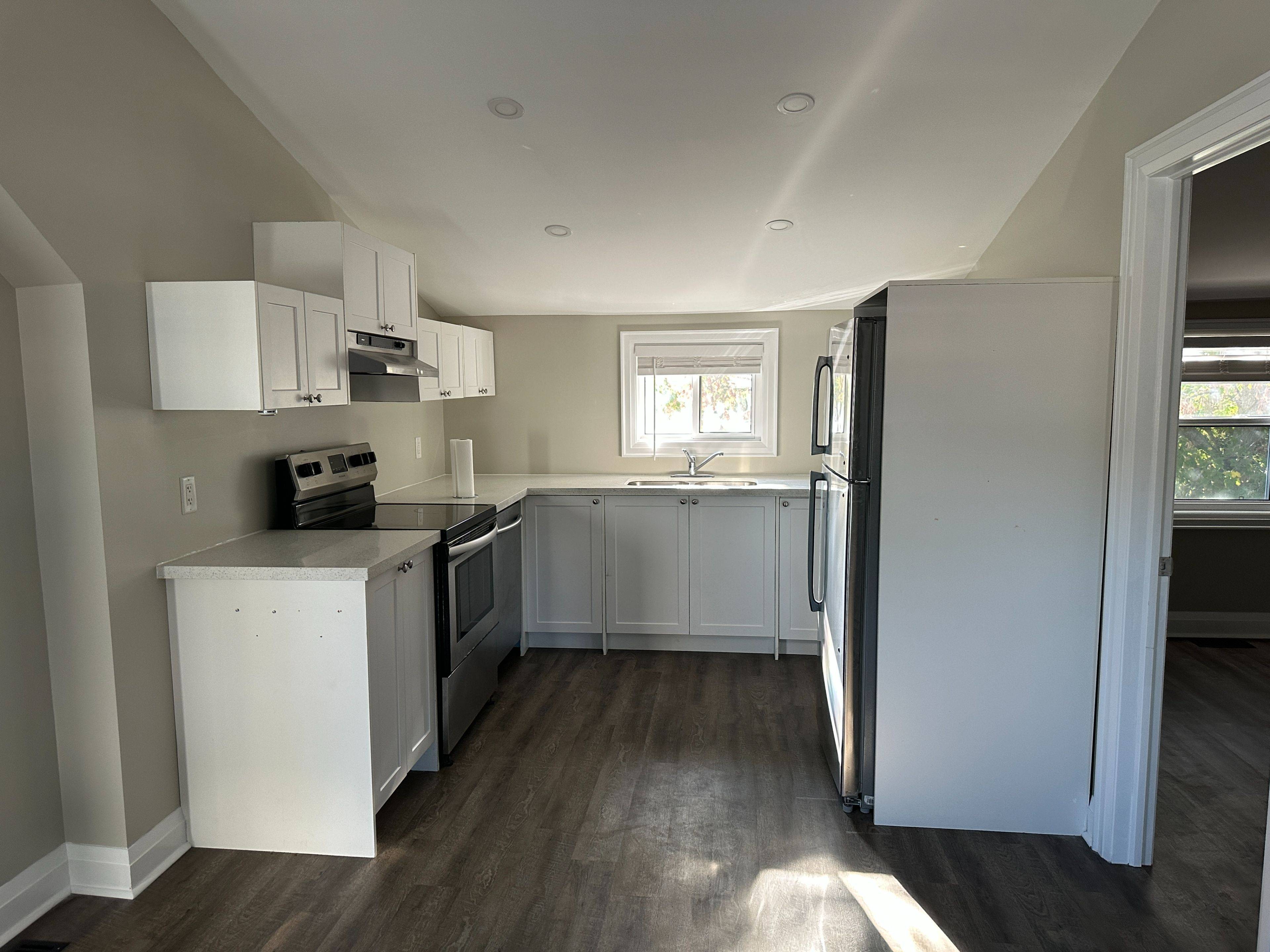 Oshawa, ON L1J 4J2,460 Park RD S #Upper