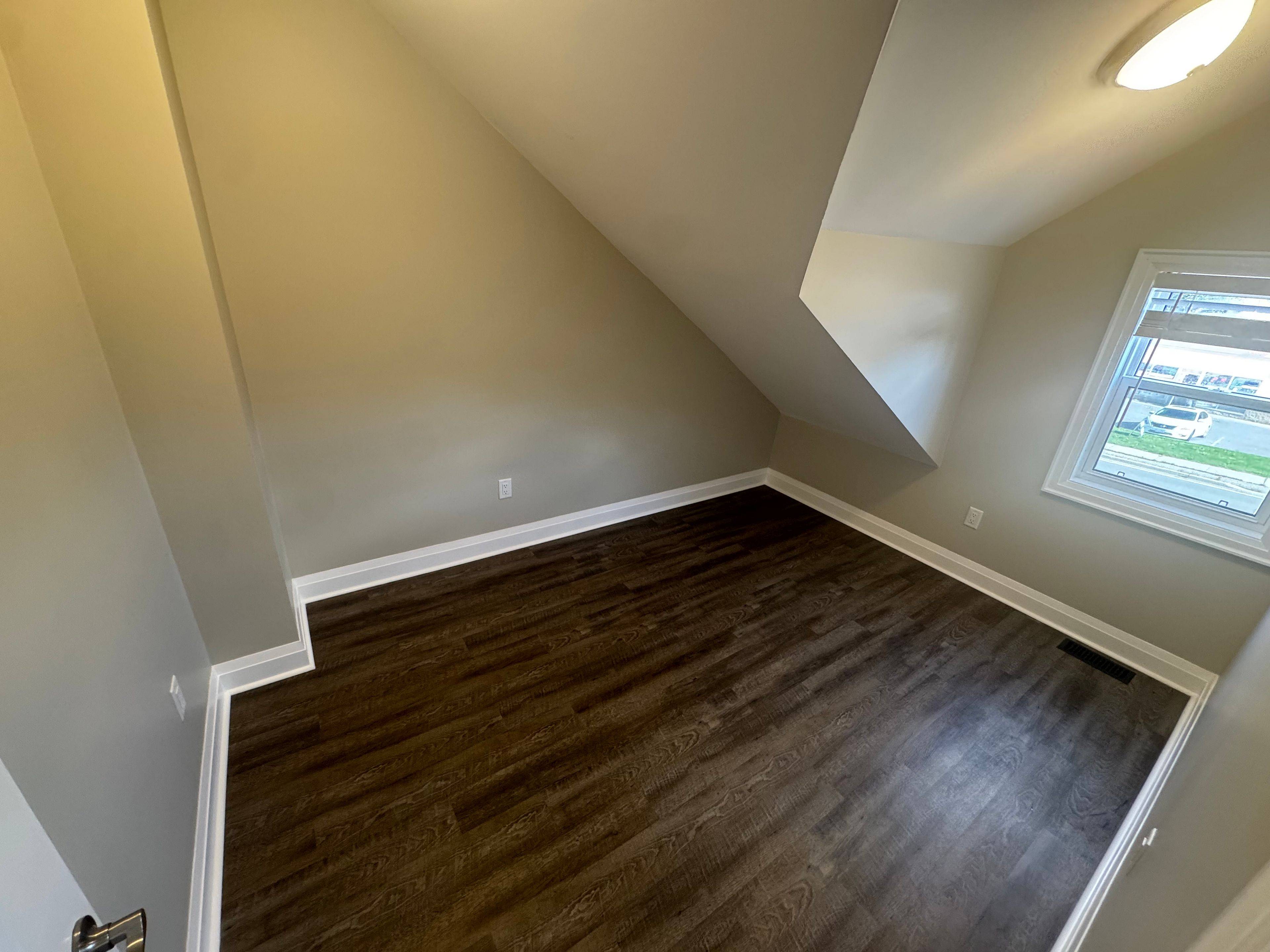 Oshawa, ON L1J 4J2,460 Park RD S #Upper