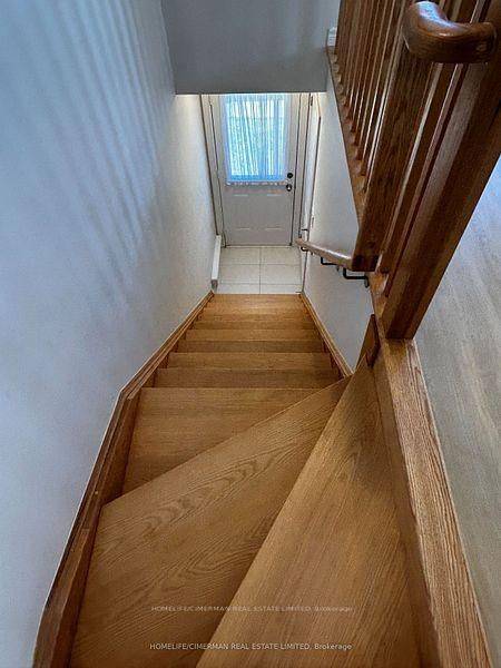 Markham, ON L6B 0Z3,7 Waterleaf RD #Coach