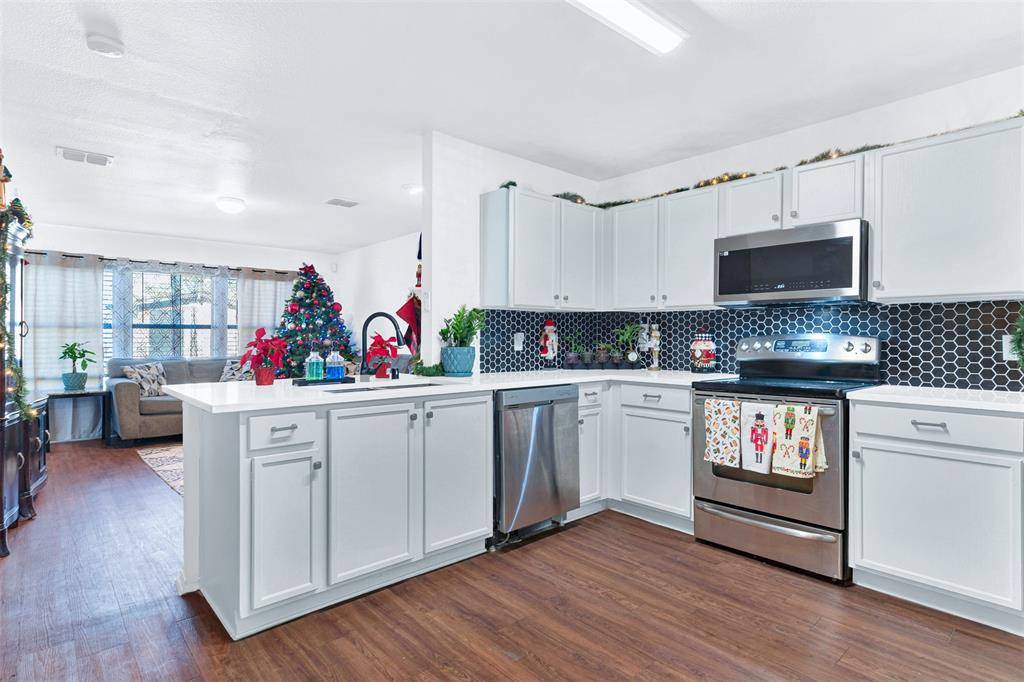 Dallas, TX 75249,5722 Firethorn Drive