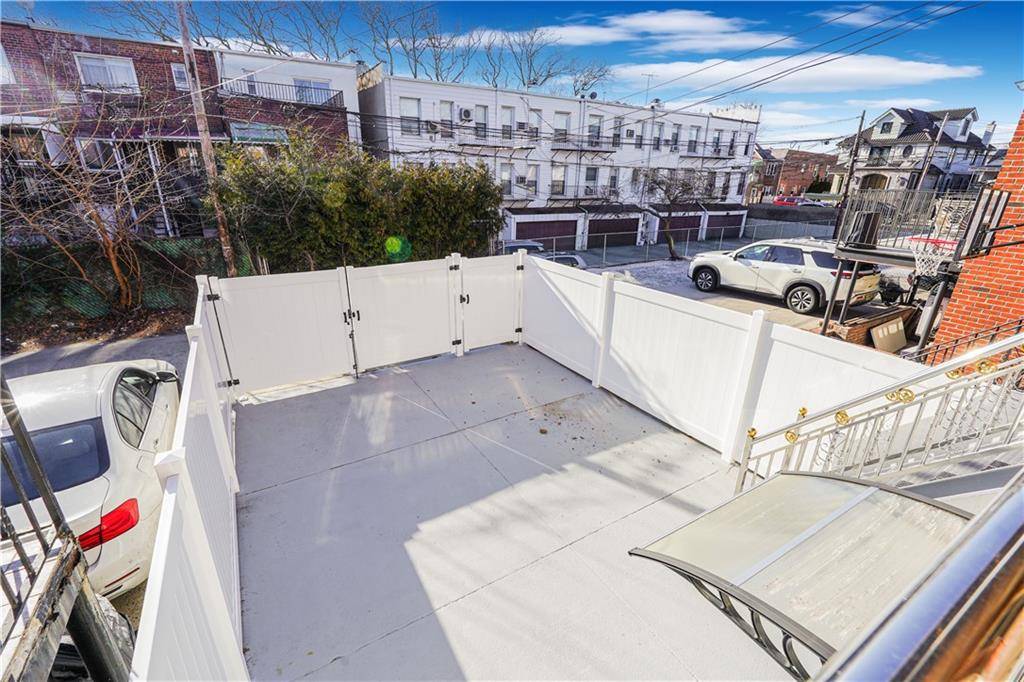 Brooklyn, NY 11235,716 Desmond CT