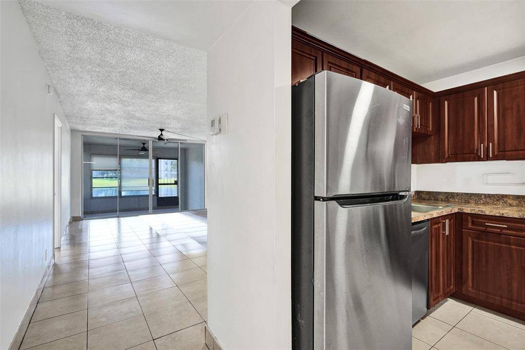 Davie, FL 33324,9440 Poinciana Pl #101