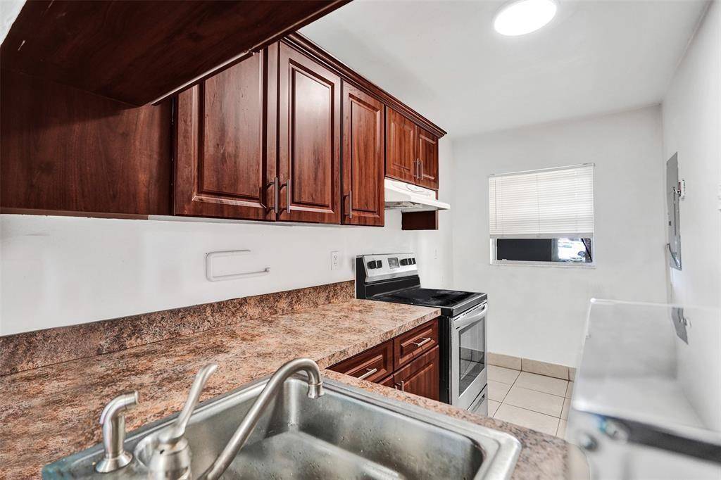 Davie, FL 33324,9440 Poinciana Pl #101