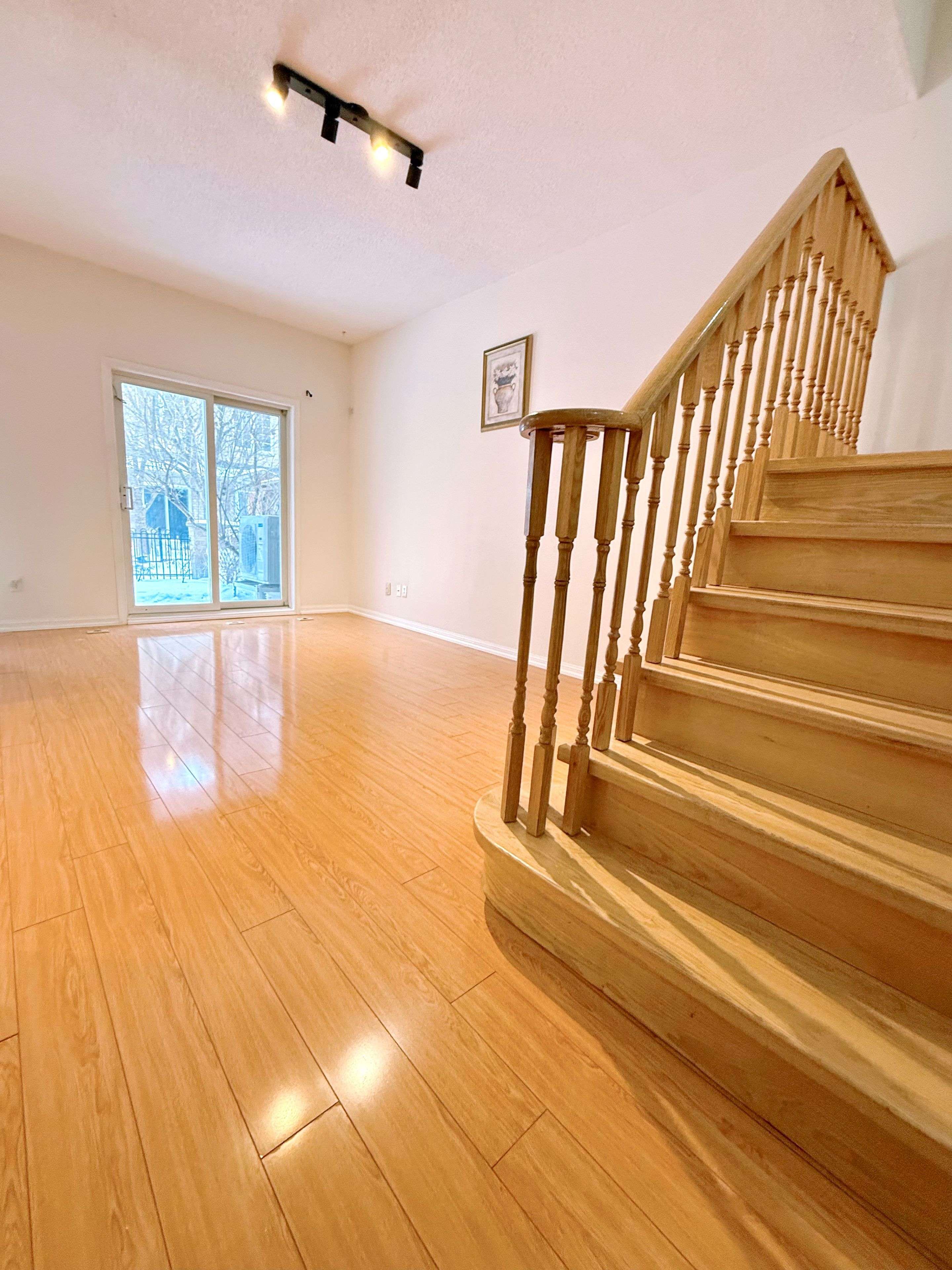 Markham, ON L3R 4E8,5 St Moritz WAY #18