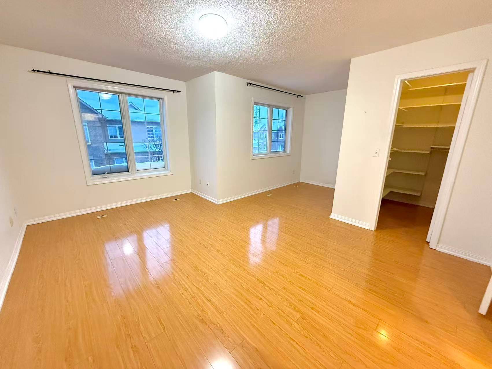 Markham, ON L3R 4E8,5 St Moritz WAY #18