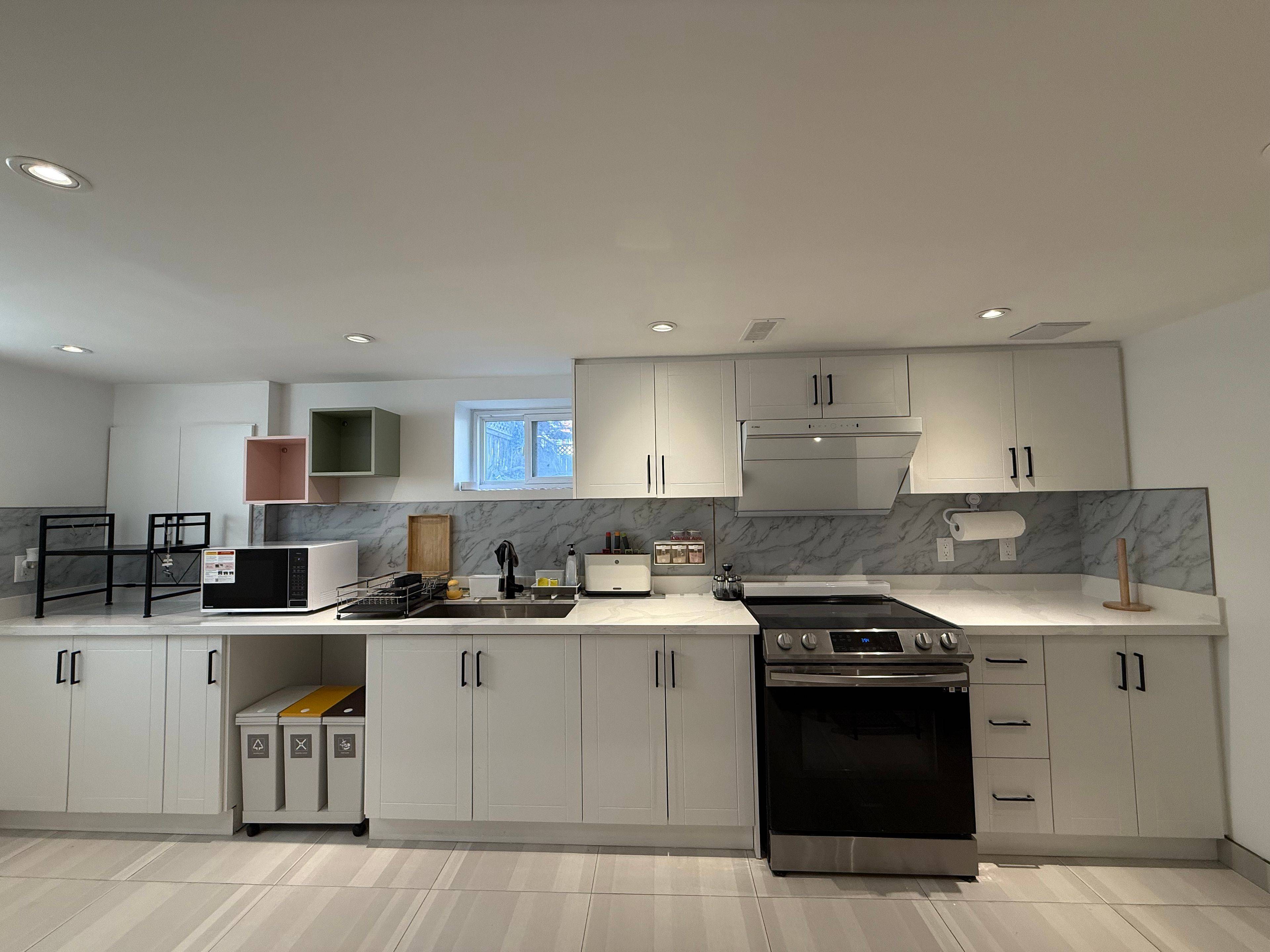 Toronto W06, ON M8W 1E3,44 Ash CRES #Lower Level