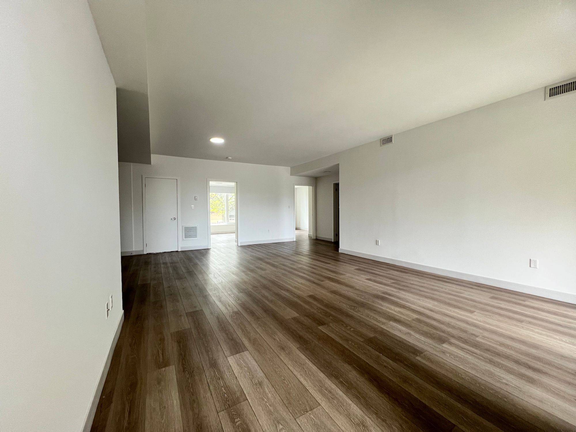 Toronto E04, ON M1P 0E8,37 Antrim CRES #102