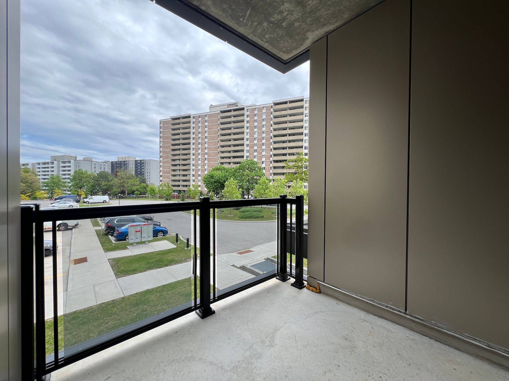 Toronto E04, ON M1P 0E8,37 Antrim CRES #102