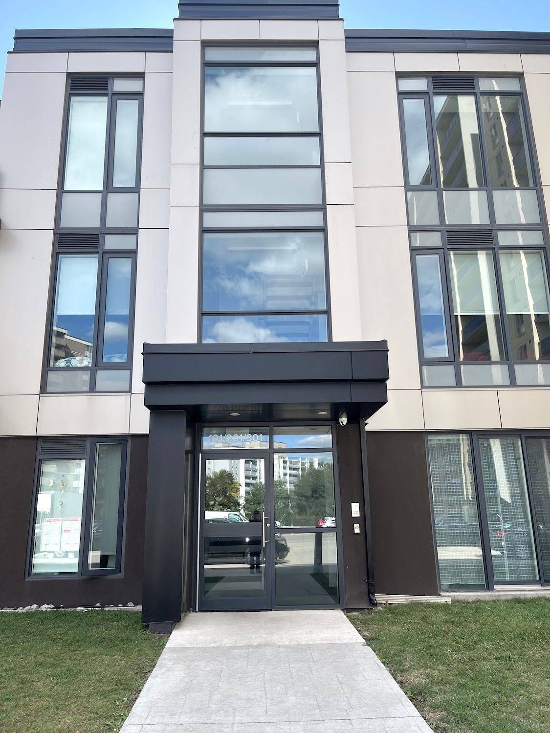 Toronto E04, ON M1P 0E8,37 Antrim CRES #301