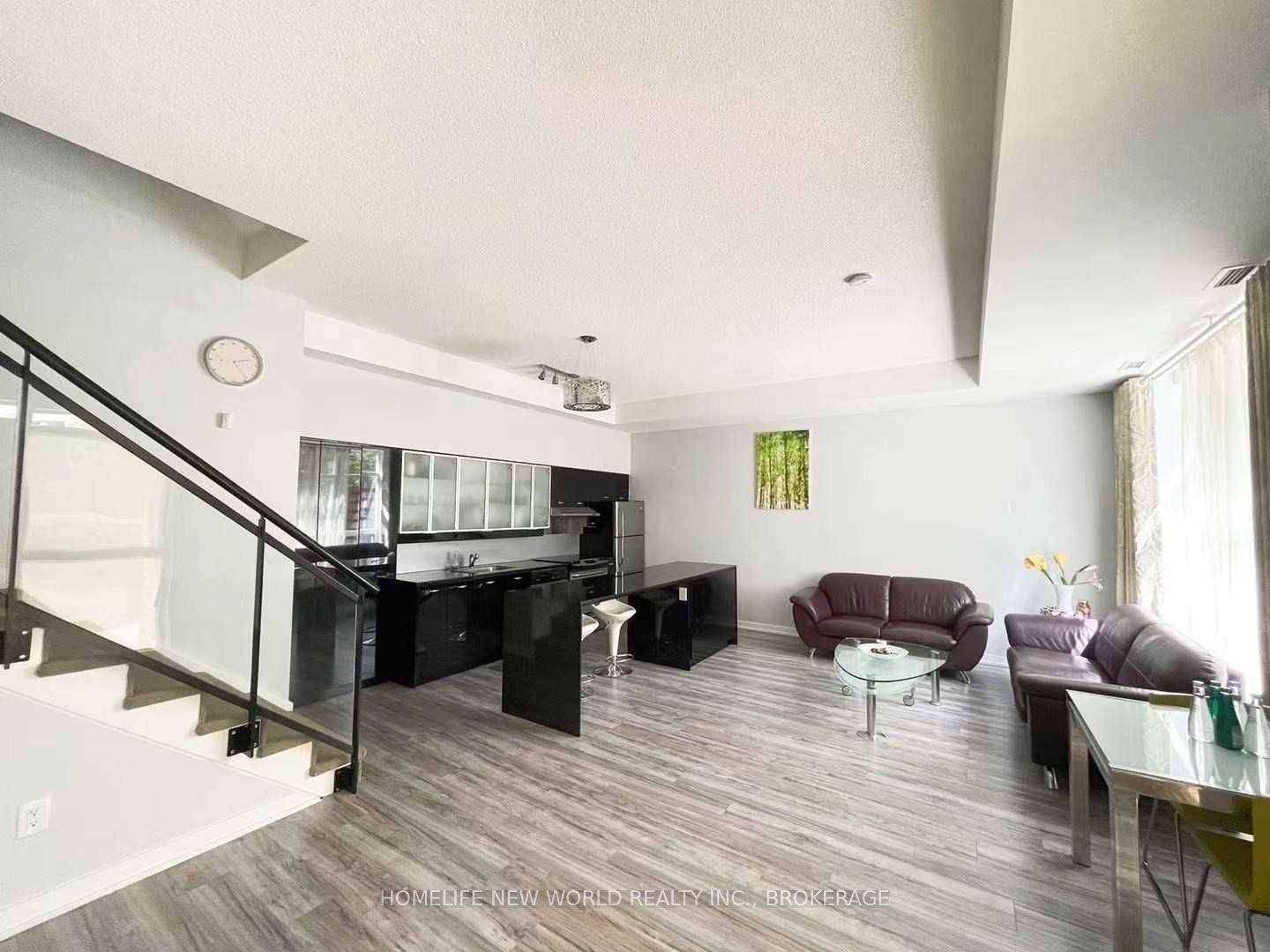 Toronto C15, ON M2K 0B5,25 Singer CT #TH10