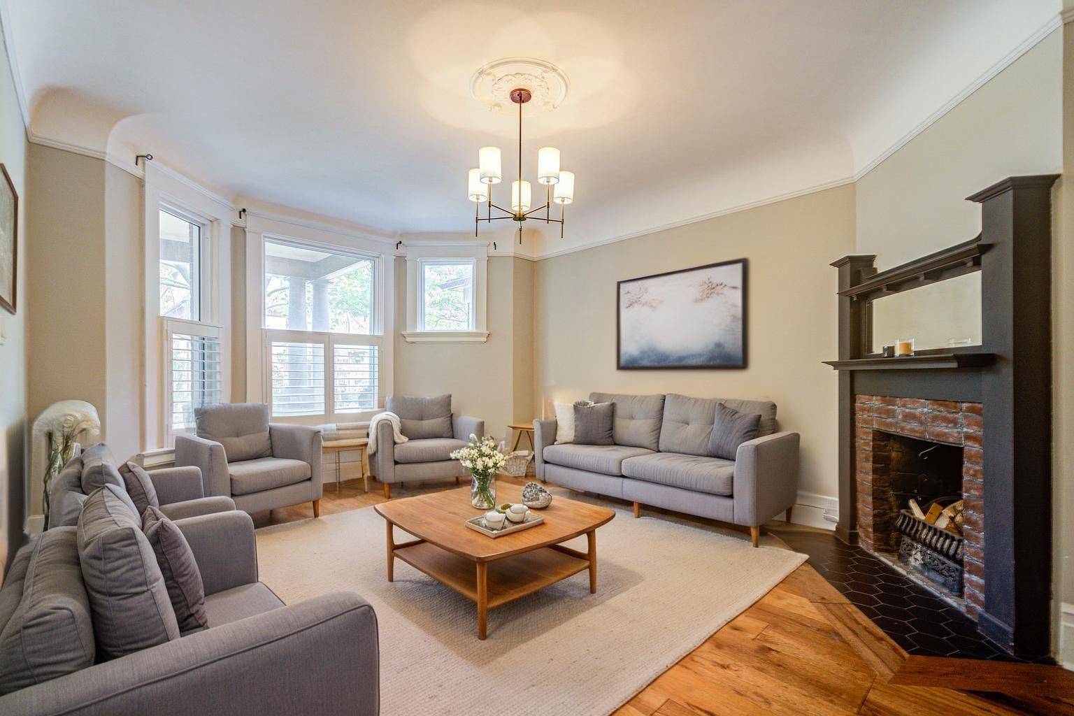 Toronto C01, ON M6G 2L6,555 Markham ST