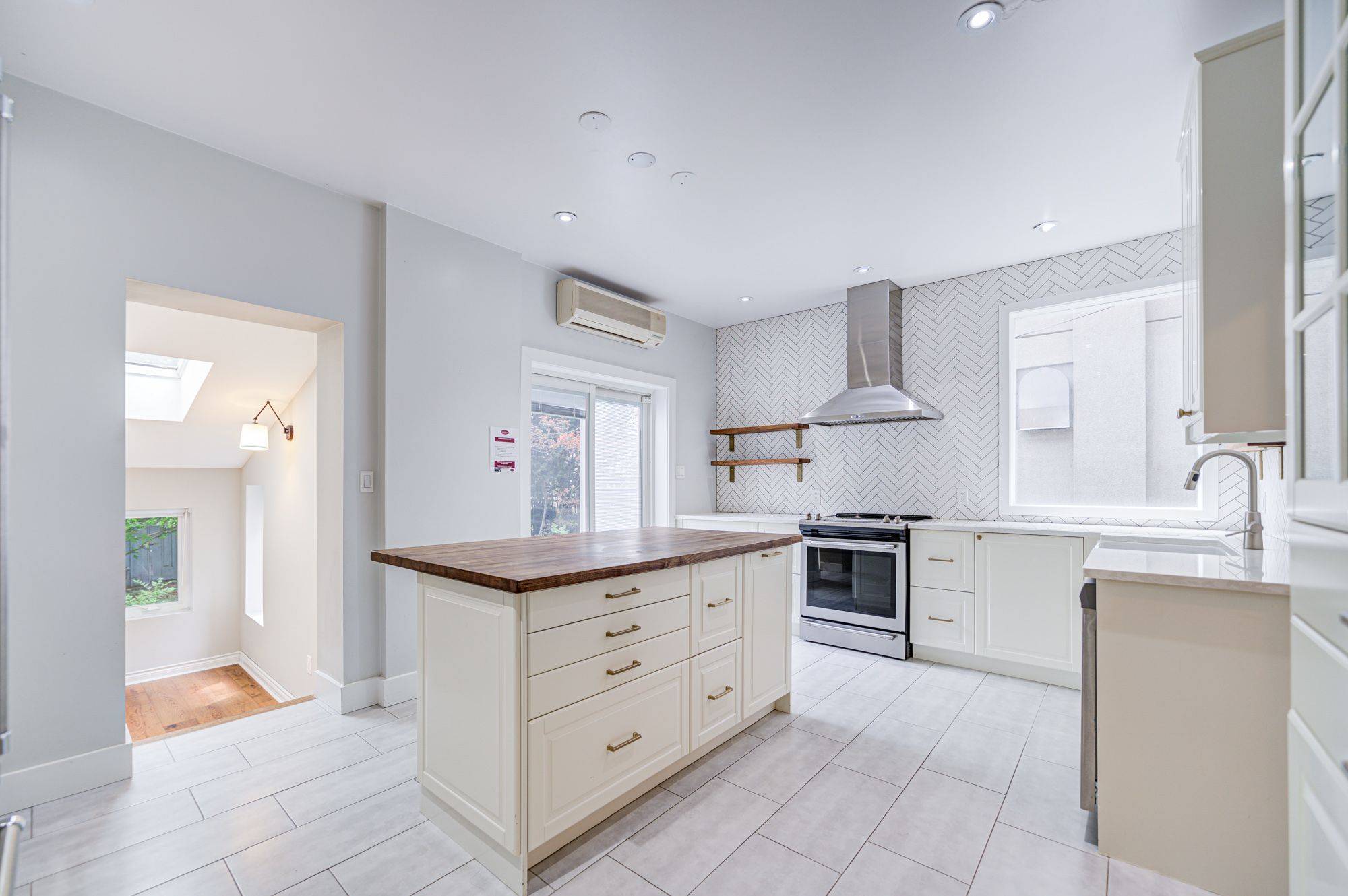 Toronto C01, ON M6G 2L6,555 Markham ST