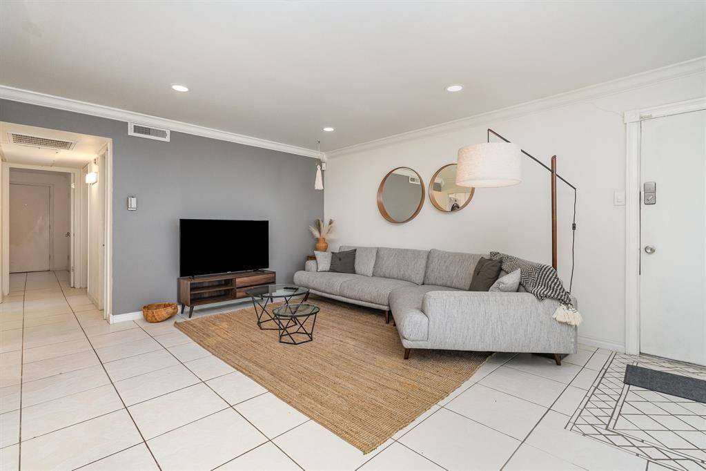 Dallas, TX 75235,5051 Les Chateaux Drive #138