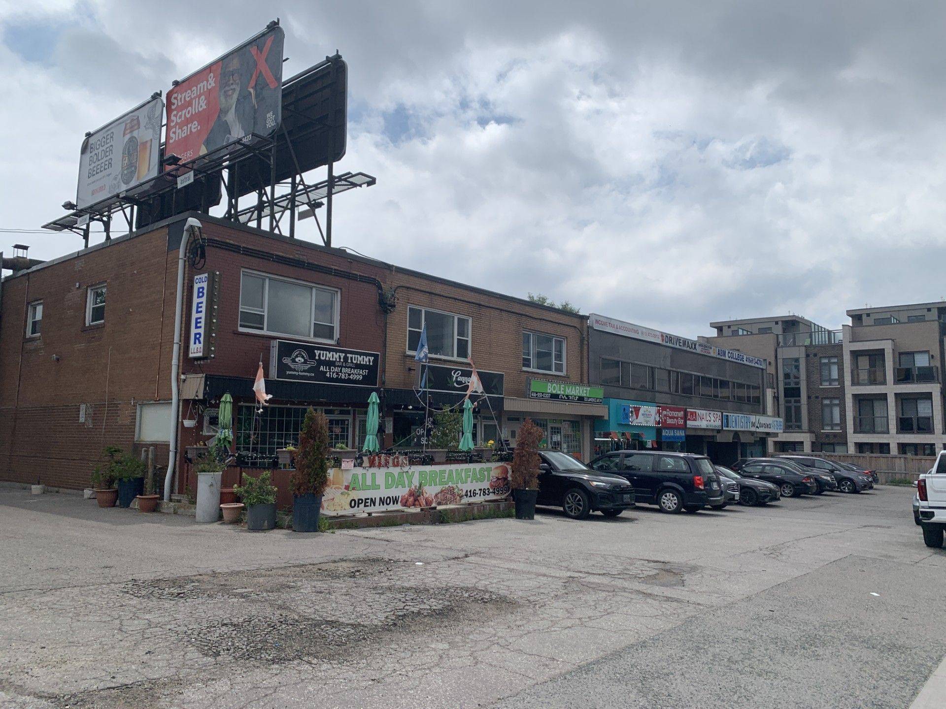 Toronto W04, ON M6A 1B4,705 Lawrence AVE W #203