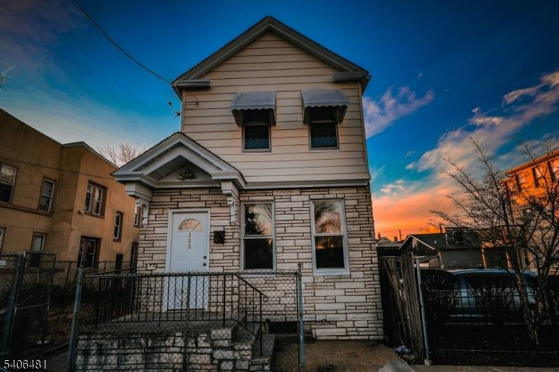 Newark City, NJ 07103,563 S 17Th St