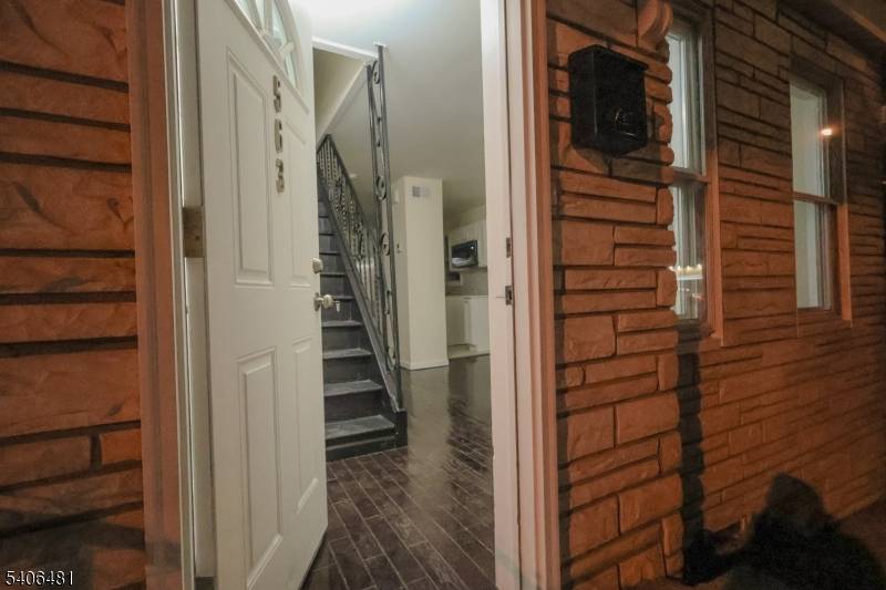 Newark City, NJ 07103,563 S 17Th St