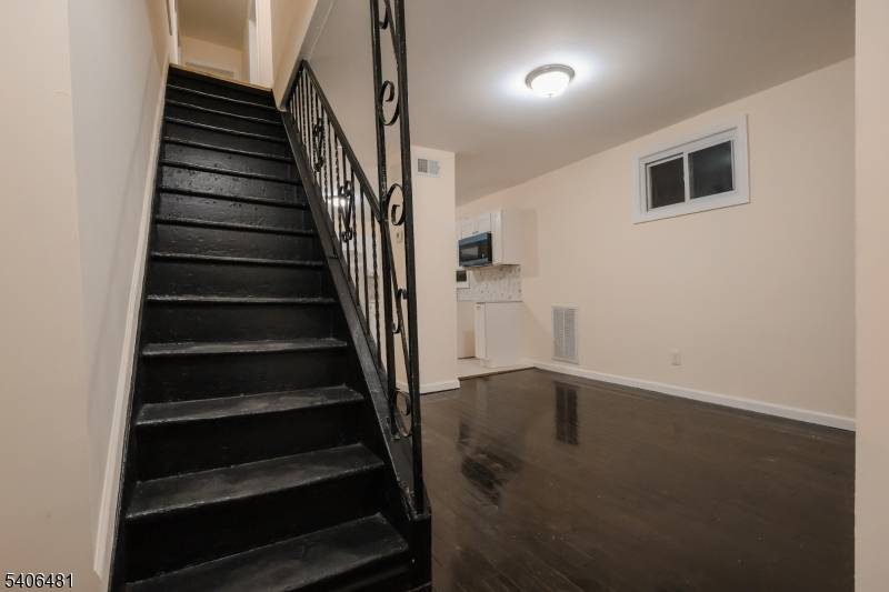 Newark City, NJ 07103,563 S 17Th St