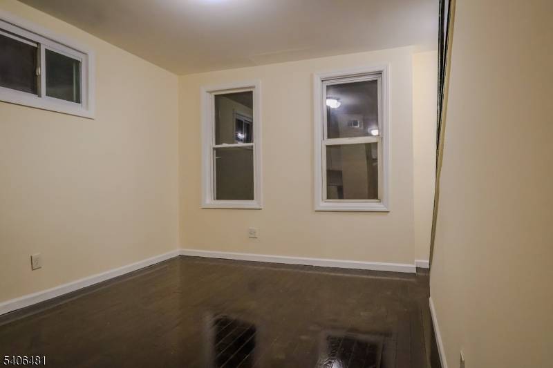 Newark City, NJ 07103,563 S 17Th St