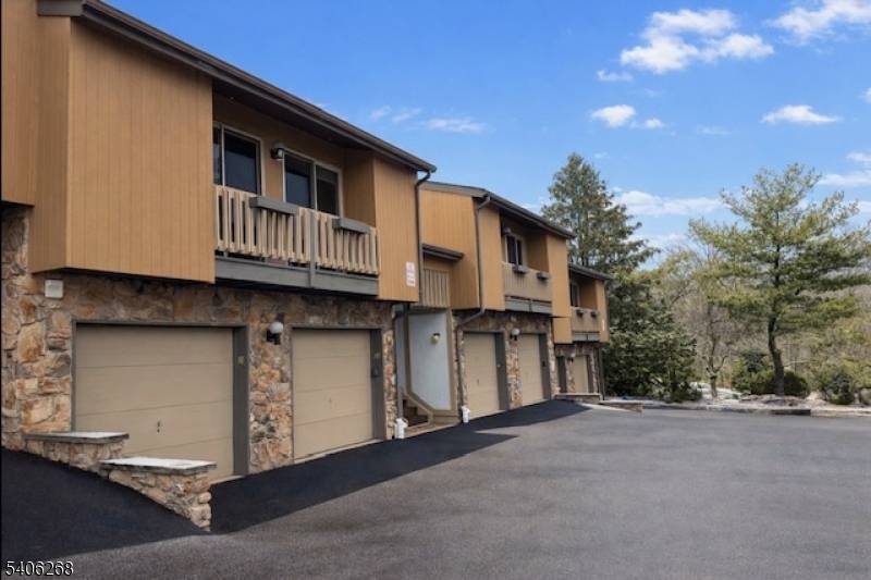 West Orange Twp., NJ 07052,10 Larkin Cir #10