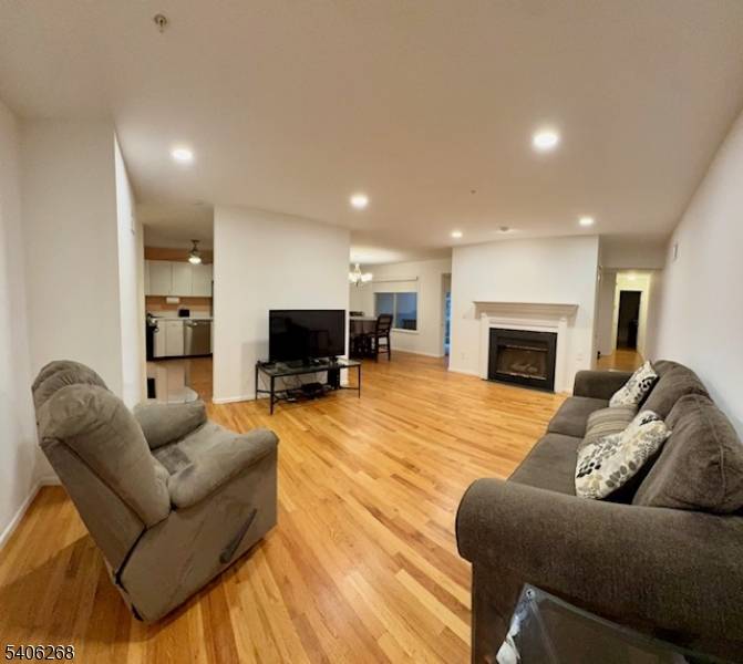 West Orange Twp., NJ 07052,10 Larkin Cir #10