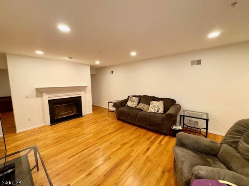 West Orange Twp., NJ 07052,10 Larkin Cir #10