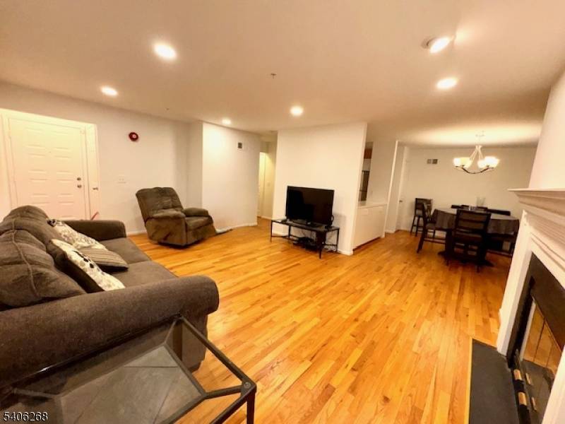 West Orange Twp., NJ 07052,10 Larkin Cir #10