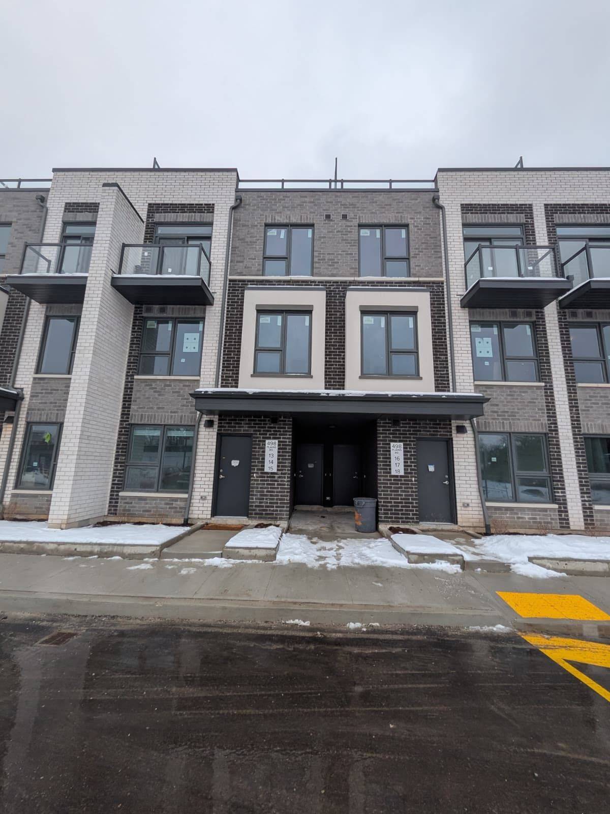 Burlington, ON L7T 0C9,498 Plains RD E #TH15